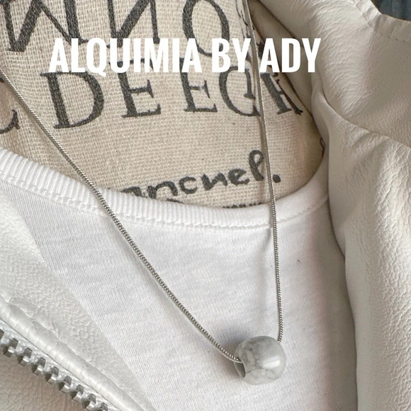 Howlite medallion pendant and silver rope choker necklace - Picture 4 of 7